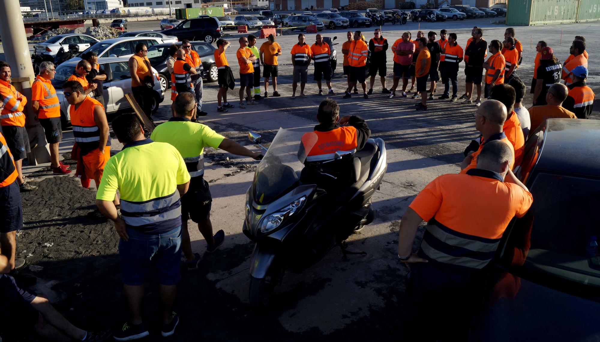 Estibadores en el puerto de Alicante.